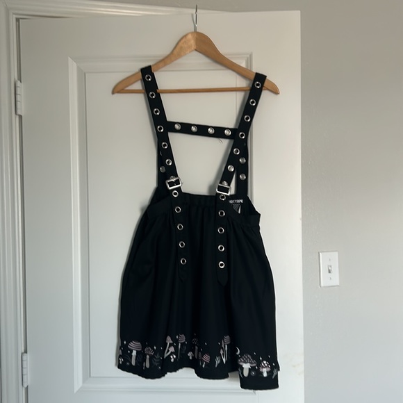 Black mushroom suspender skirt - Picture 3 of 4
